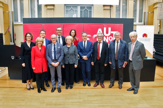 Gestalterinnen und Gestalter der Wohnbaupolitik und der heutigen Tagung: Sabine Fischer (Verwaltungsrätin Wobi), LRin Deeg, Heiner Schweigkofler (Wobi-Vizepräsident), Hannes Obermair, Wolfram Sparber, Rosa Franzelin (ehem. Wobi-Präsidentin), Francesca Tosolini, Wilhelm Palfrader (Wobi-Generaldirektor), Stefan Walder, Albert Pürgstaller (ehem. Wobi-Präsident) und Adolf Spitaler (ehem. Direktor der Landesabteilung Wohnungsbau; Foto: LPA/Greta Stuefer) 
