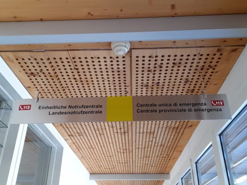 Die Einheitliche Notrufzentrale wird in Südtirol personalmäßig vom Sanitätsbetrieb geführt und technisch von der Agentur für Bevölkerungsschutz betrieben. Im Sitz der Agentur für Bevölkerungsschutz ist sie auch untergebracht, und zwar in unmittelbarer Nähe der Landesnotrufzentrale. (Foto: LPA/Maja Clara)