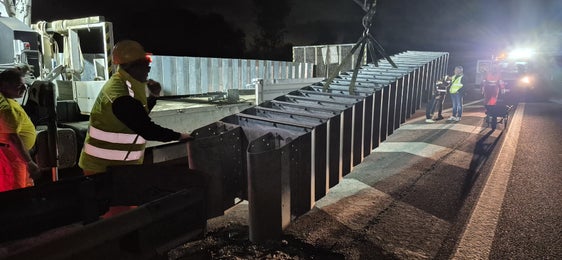 Gli attenuatori d'urto sono stati installati di notte per non disturbare troppo il traffico sulla superstrada Merano-Bolzano. (Foto: USP/Alberto Lenisa)
