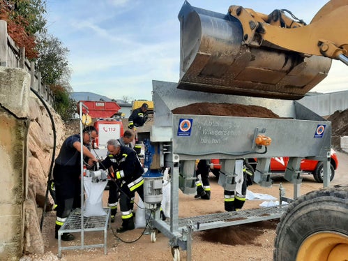 Am Nachmittag wurde mit dem Füllen der Sandsäcke begonnen. (Foto: LPA/Freiwillige Feuerwehr Siebeneich/ Landesverband der Freiwilligen Feuerwehren Südtirols)