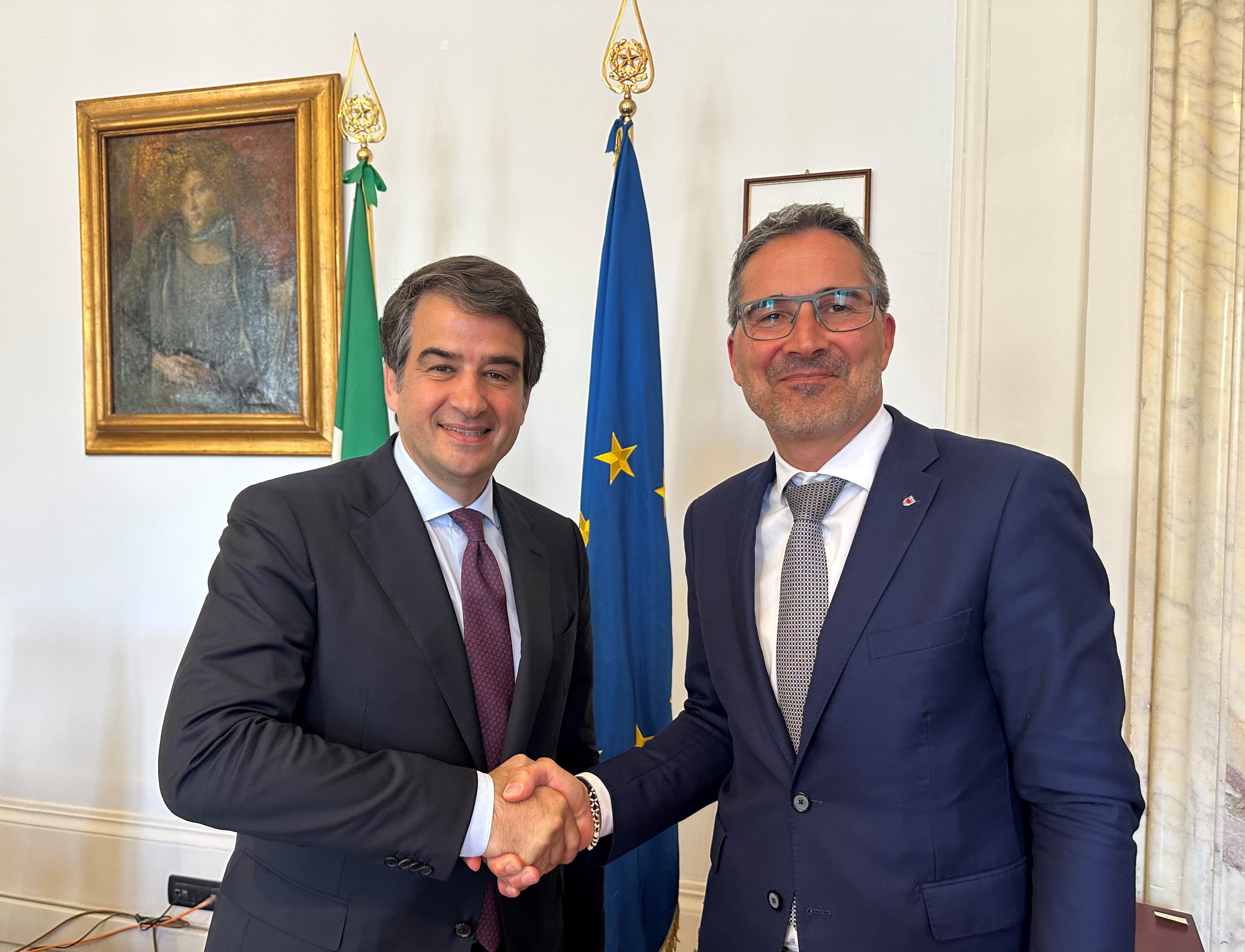 Il colloquio tra il presidente Kompatscher (a destra) e il ministro Fitto si è incentrato sull'utilizzo dei fondi strutturali europei e statali e di altri fondi disponibili del Piano nazionale di ripresa e resilienza (Pnrr). (Foto: ASP)