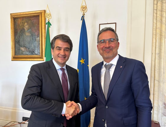 Um die Nutzung der europäischen und staatlichen Strukturfonds sowie weiterer verfügbarer Mittel aus dem Wiederaufbauplan ging es bei dem Gespräch von Landeshauptmann Kompatscher (r.) mit Minister Fitto. (Foto: LPA)