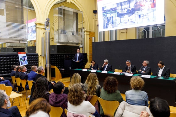 Die Kulturlandesräte&nbsp;Philipp Achammer&nbsp;und&nbsp;Marco Galateo (am Rednerpult)&nbsp;bezeichneten das Zentrum für Bibliotheken, Autonomie und Minderheiten als einmalige Chance für Bozen und Südtirol. (Foto: LPA/Tiberio Sorvillo)