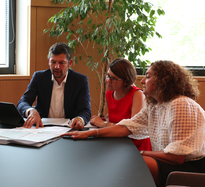 L'assessore provinciale Daniel Alfreider con la sindaca di Bronzolo Giorgia Mongillo e la vicesindaca Margot Pizzini in occasione di uno degli incontri sulla circonvallazione (Foto: Dipartimento Mobilità)