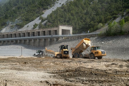 Die Aufschüttung im Reschensee für die neue Straßentrasse läuft auf Hochtouren und ist bald fertig. Am 25. Mai können Interessierte die Baustelle im See besichtigen. (Foto: LPA/Andrea Pozza)