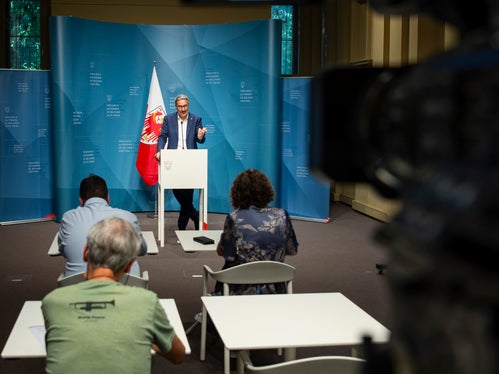 Il nostro obiettivo è un più facile e lineare riconoscimento delle certificazioni linguistiche e dei titoli di studio ma anche una ancora più specifica formazione delle esaminatrici e degli esaminatori”, ha spiegato il presidente Kompatscher. (Foto: ASP/Fabio Brucculeri)