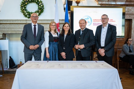 Unterzeichnung der neuen Euregio-Ring-Urkunde mit: (von links) Euregio-Präsident und Tirols Landeshauptmann Anton Mattle, Maria-Luise&nbsp;Schnegg (Land Tirol), Claudia Bisognin (Stiftung Edmund Mach&nbsp;in San Michele), Tirols Landeshauptmann-Stellvertreter Josef Geisler und Peter Prieth (Land Südtirol) (Foto: Land Tirol/Fitsch)