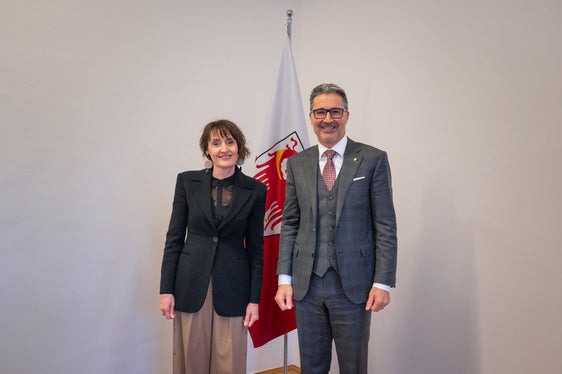 Nella mattinata di giovedì 8 gennaio, il presidente della Provincia autonoma di Bolzano Arno Kompatscher ha accolto a Palazzo Widmann il nuovo commissario del Governo per la provincia di Bolzano, Maddalena Travaglini, per una visita inaugurale. (Foto: USP/Greta Stuefer)