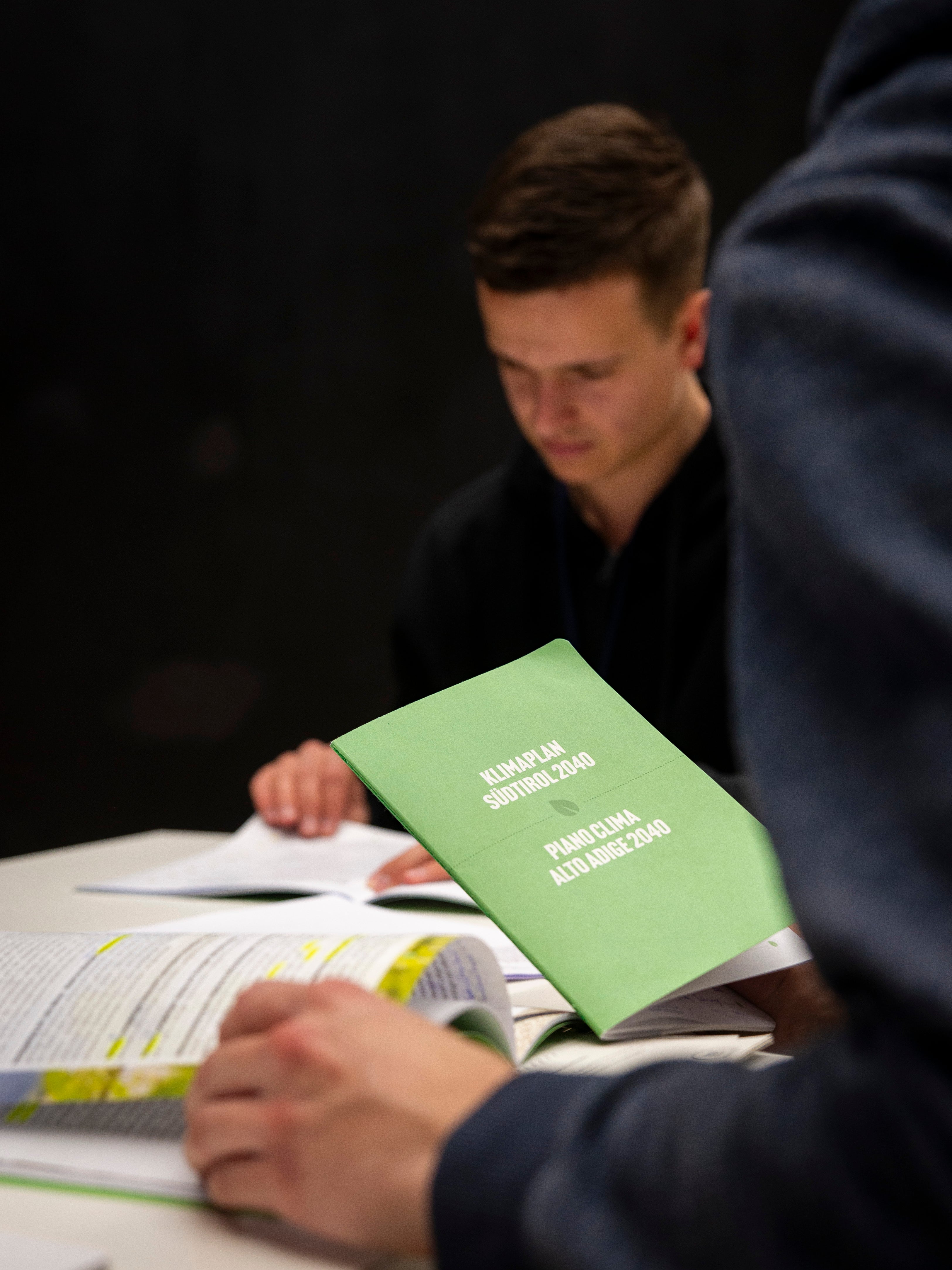 Die Rückmeldungen der Landesverwaltung an Klimabürgerrat und Stakeholder Forum Klima zu den Maßnahmenvorschlägen zum Klimaplan Südtirol 2040 (im Bild) stehen im Mittelpunkt der Pressekonferenz mit Landeshauptmann Arno Kompatscher und Landesrat Peter Brunner am 14. Juni. (Foto: LPA/Fabio Brucculeri)