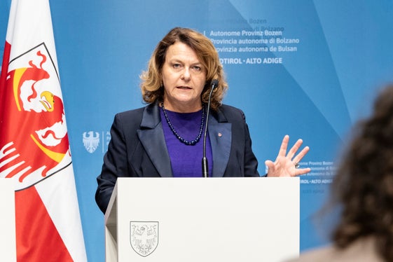 “Vogliamo aumentare la sicurezza nella pianificazione e nel finanziamento, promuovere un'assistenza di base di qualità garantita, ottenere un maggiore coinvolgimento dei Comuni nella pianificazione, nel controllo e nel cofinanziamento, semplificare le richieste e i conteggi e continuare a promuovere il volontariato in questo settore”, ha sintetizzato l'assessora provinciale Rosmarie Pamer. (Foto: USP/Hannes Wisthaler)