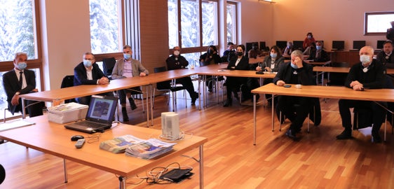La delegazione presso la Scuola forestale Latemar (Foto: ASP)