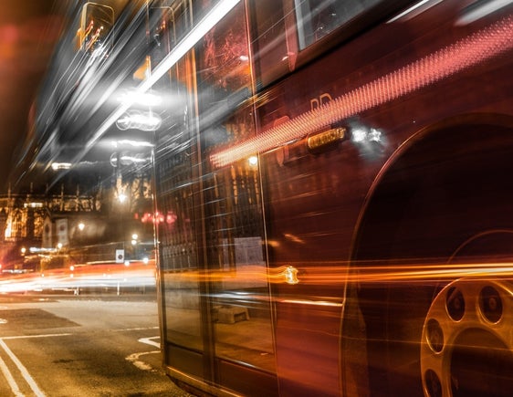 Samstagnachts sicher unterwegs: Die Nightliner starten am 30. April wieder. (Foto: Pexels)