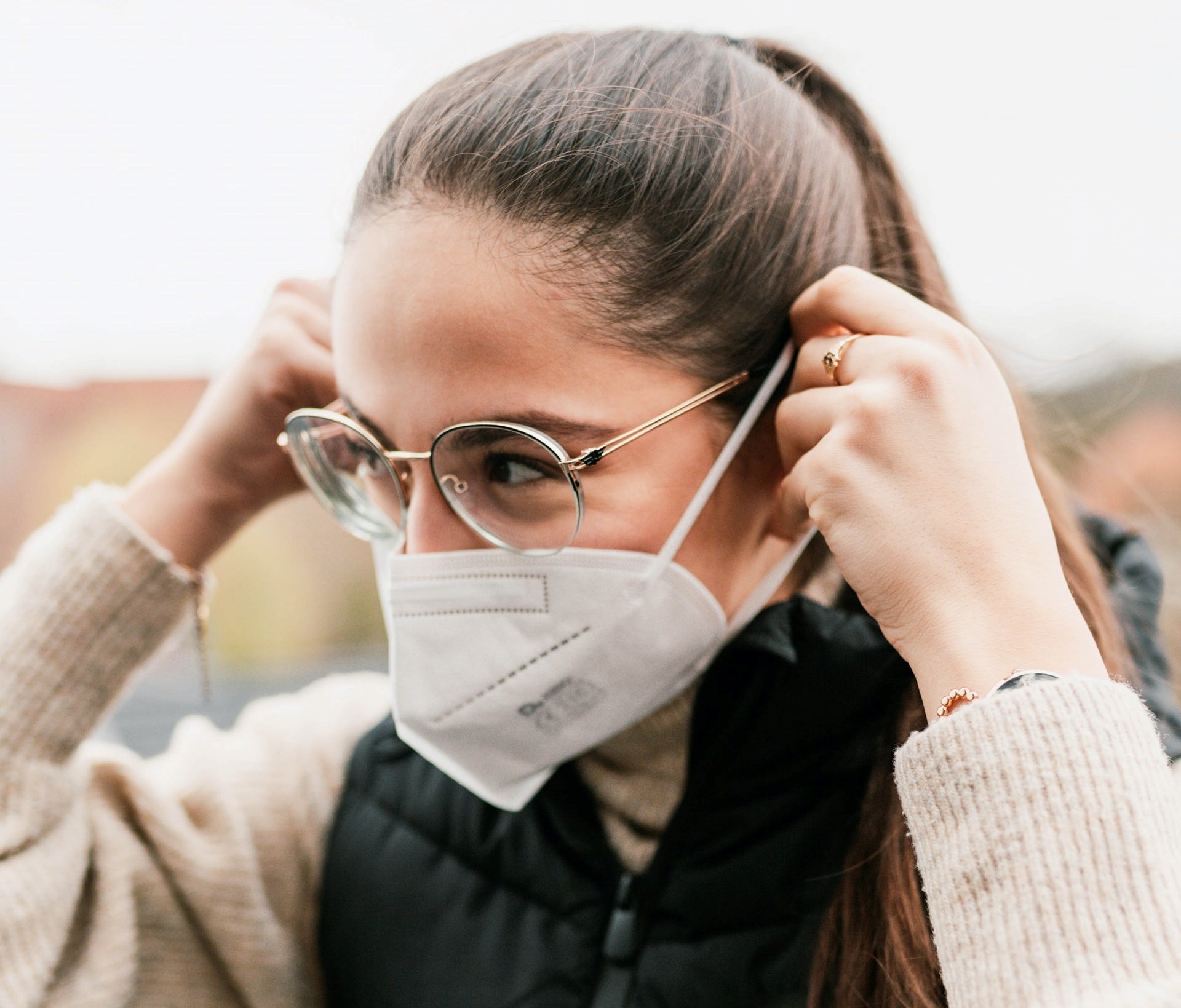 Die Maskenpflicht im Freien gilt ab 11. Februar nur mehr bei Menschenansammlungen und wenn die nötigen Abstände nicht eingehalten werden können. (Foto: unsplash.com)