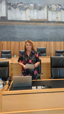 Landesrätin Rosmarie Pamer im Landtag: Wichtigste Neuerung ist, dass öffentliche Verwaltungen in Südtirol Vereinen und Stiftungen, die im Landesverzeichnis eingetragen sind, wirtschaftliche Vergünstigungen gewähren können. Wesentlich ist auch, dass das Landesverzeichnis digital geführt werden wird. (Foto: LPA/Ressort Zusammenhalt, Familie, Senioren, Genossenschaften und Ehrenamt/Hannes Wisthaler)