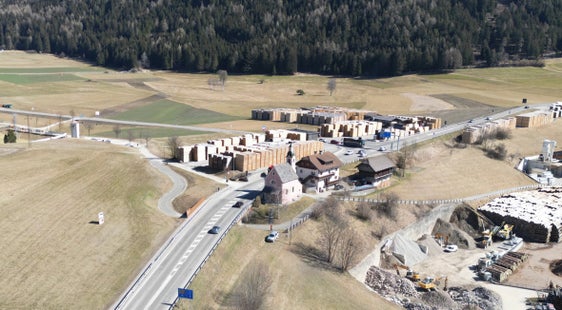 Prima: situazione attuale dell'incrocio tra la strada statale della Val Pusteria e la strada provinciale della valle di Anterselva. (Foto: Ripartizione Infrastrutture)