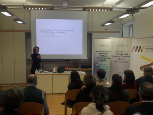 Giornata dei musei altoatesini 2022: la relatrice Carola Rupprecht (Foto: ASP/Notburga Siller)