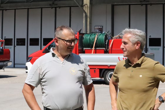 Auch das Landesforstkorps ist bei dem Einsatz vertreten: (im Bild links) der Direktor des Landesamtes für Forstplanung Marco Pietrogiovanna im Gespräch mit dem stellvertretenden Direktor der Agentur für Bevölkerungsschutz Willigis Gallmetzer. (Foto: LPA/Maja Clara)