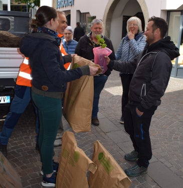 Gli interessati hanno potuto ritirare i sacchetti di compost presso lo stand informativo dell'Ufficio Gestione rifiuti. (Foto: ASP)