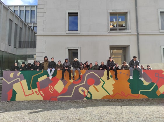 Ragazze e ragazzi della scuola Segantini hanno creato il murale dal titolo “Il rumore del silenzio”, insieme al Centro giovani Strike Up, al culmine di un percorso creativo dedicato al tema della violenza di genere. (Foto: USP)