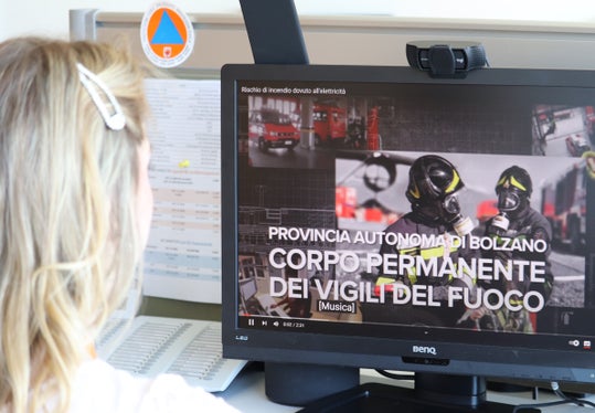 In un breve filmato, i consigli dei Vigili del Fuoco del Corpo permanente di Bolzano sui pericoli causati dall'elettricità (Foto: ASP/Maja Clara)