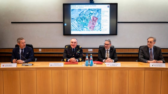 Der Bürgermeister von Meran, Dario Dal Medico (von links), der Direktor der Direktion für Arbeiten und Domänen des Verteidigungsministeriums, Generalinspektor Giancarlo Gambardella, Landeshauptmann Arno Kompatscher und Marcello Bosica, Regionaldirektor der Agentur für Staatsgüter, unterzeichneten die wichtigen Dokumente. (Foto: LPA/Fabio Brucculeri)