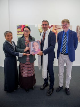 Anche l'Eurac, qui rappresentato da Günther Cologna (a destra), sostiene la Provincia nella sua attenzione alle minoranze e si occupa anche del Tibet. Cologna ha preso parte al colloquio del presidente Kompatscher con Thinlay Chukki e Kalon Norzin Dolma (Foto: ASP/Fabio Brucculeri).