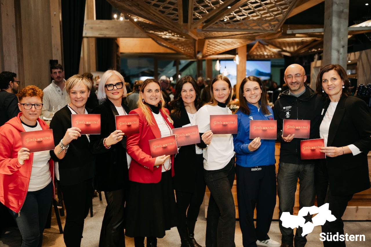 Im Bild (von links) einige der am Flasmob beteiligten Vertreterinnen und Vertreter aus Politik, Institutionen und Sport: Valentina Calandrelli, Hannelore Insam, Nadia Mazzardis, Ulrike Oberhammer, Sara Canali, Annika Malacinski, Daniela Dejori, Thomas Schuster und Sabine Gamper. (Foto: Südstern/Mirco Zancanella)