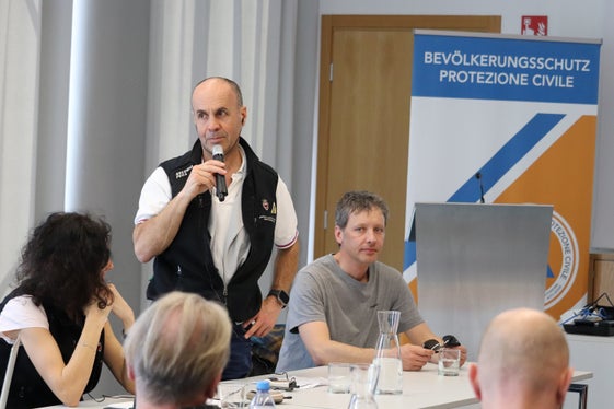 Primo incontro di avvio del progetto Cairos. Nella foto (in piedi da sinistra) Sergio Benigni referente del progetto per il Trentino e Christoph Mitterer del Servizio Valanghe del Tirolo. (Foto: ASP/Maja Clara)