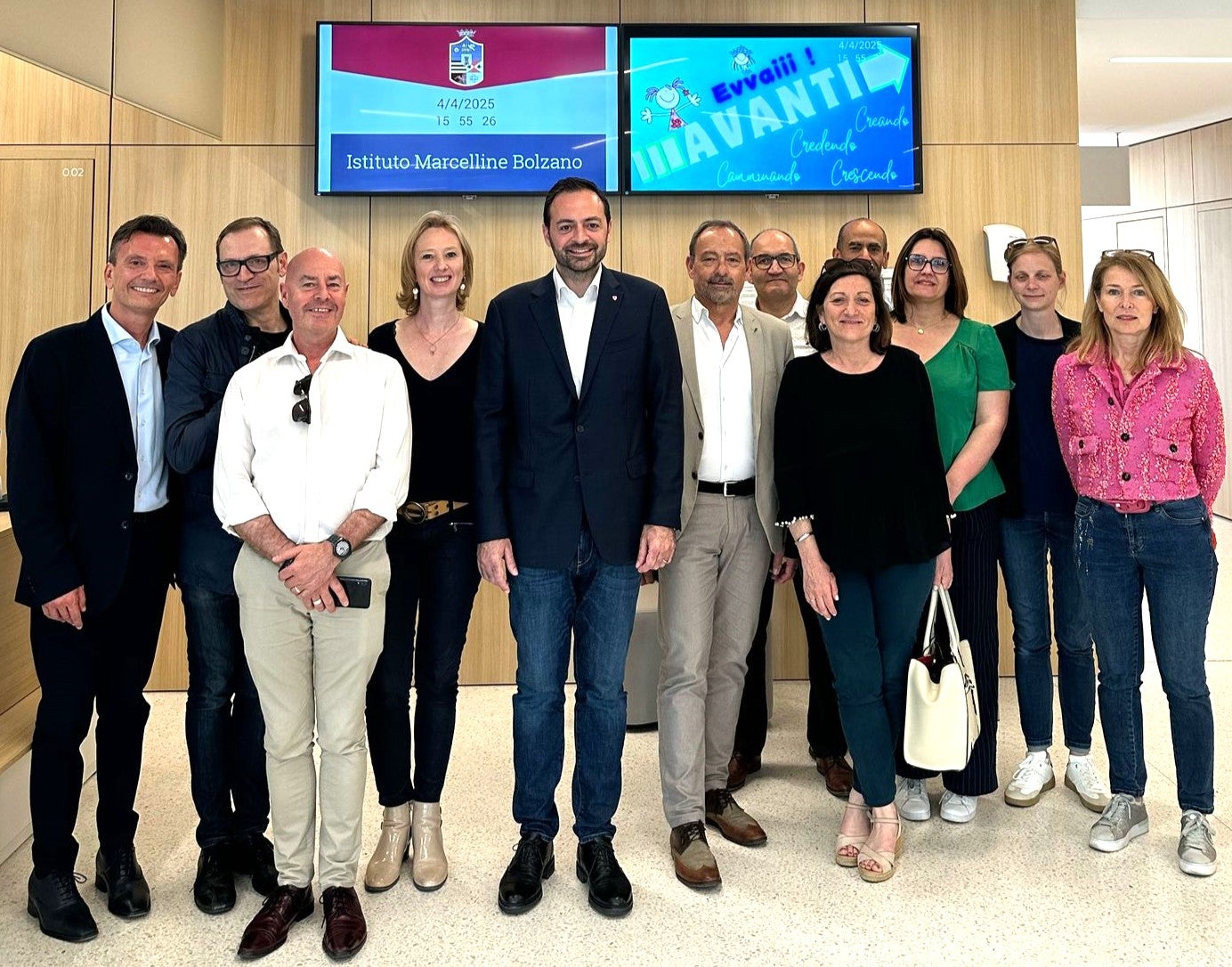 Dalla Francia per studiare il modello applicato nel contesto della scuola in Alto Adige. Il vicepresidente Marco Galateo (nella foto il quinto da sinistra) e il sovrintendente Vincenzo Gullotta (primo da sinistra) hanno tenuto un costruttivo confronto con una delegazione di docenti e professionisti del settore scolastico proveniente dalla Francia (Foto: USP)