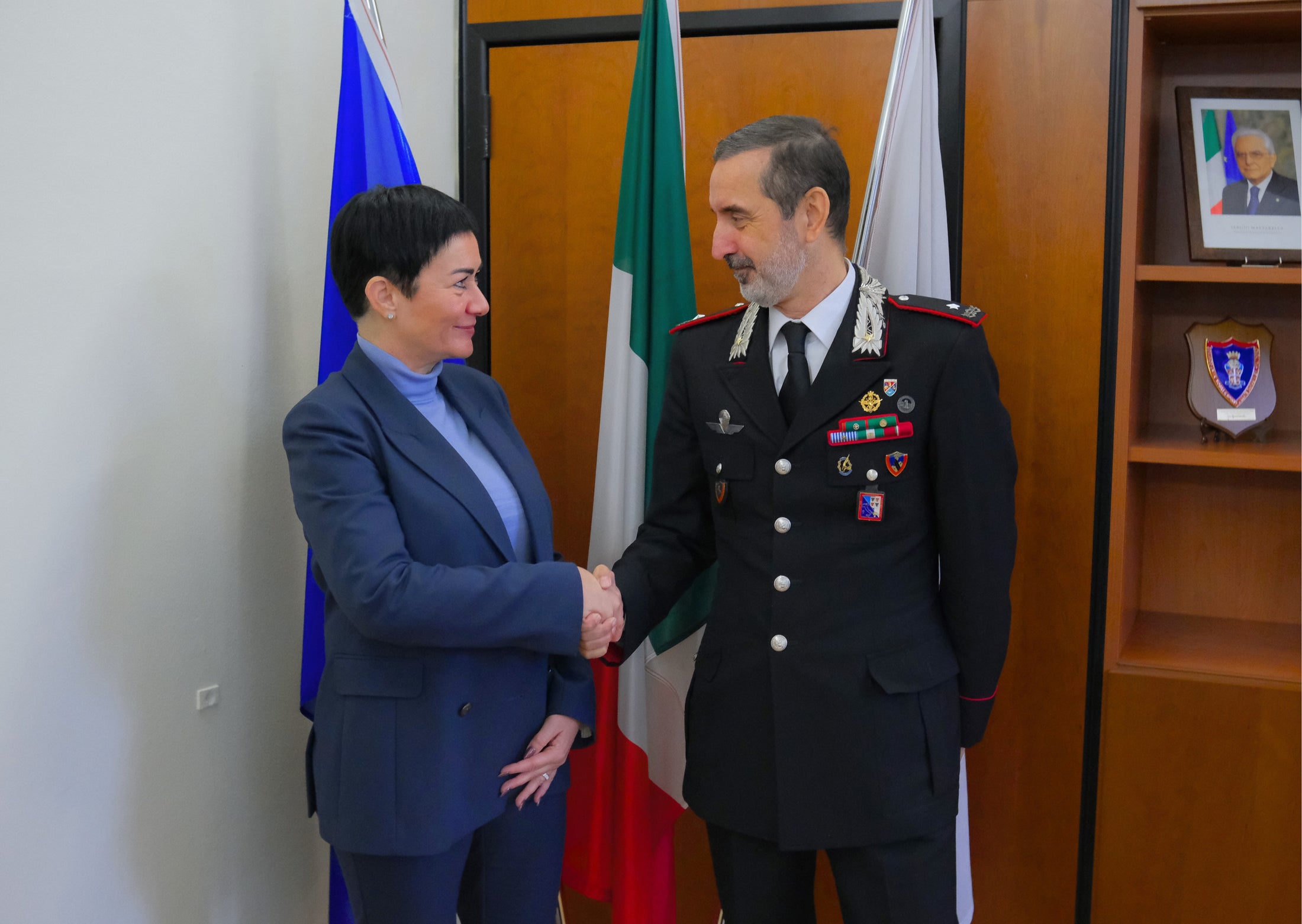 Sie wollen, dass Land und Carabinieri weiterhin gut zusammenarbeiten: Landesrätin Ulli Mair und Carabinieri-Kommandant Stefano Paolucci. (Foto: LPA/Lukas Forer)