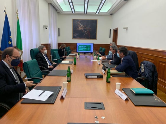 Il presidente Kompatscher e l'assessore Alfreider a colloquio con il ministro Giovannini (Foto: ASP/Elisa Gentile)
