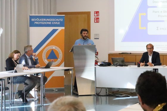 I risultati della pianificazione della Protezione civile (Piano provinciale di Protezione civile, Piani speciali, Piani comunali di Protezione civile), gli strumenti di pianificazione della Protezione civile e il loro ulteriore sviluppo sono stati presentati, da sinistra, da Susanne Rizzolli, dal direttore Willigis Gallmetzer, da Matteo Vischi del Centro funzionale provinciale e dal direttore dell'Agenzia per la protezione civile Klaus Unterweger (Foto: ASP/Maja Clara)