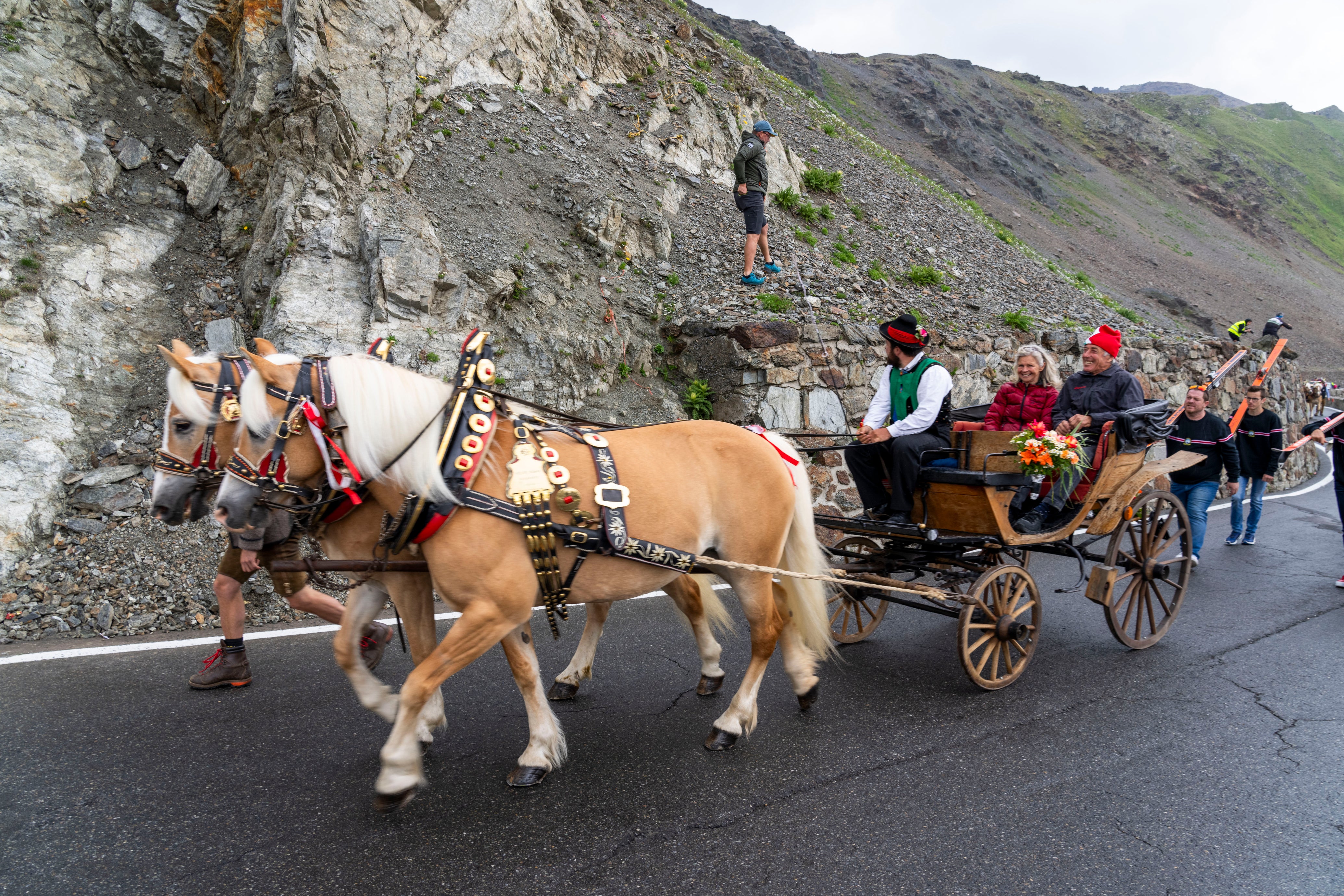 Auch eine Pferdekutsche aus Prad am Stilfser Joch nahm am Festumzug teil, der am Sonntag anlässlich des 200-Jahr-Jubiläums der Stilfser-Joch-Straße abgehalten wurde. (Foto: Enrico Pozzi)