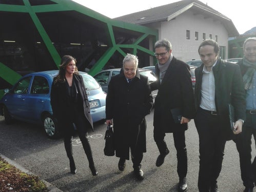 “Gianclaudio Bressa è stato un interlocutore straordinariamente affidabile, molto attento alle esigenze delle minoranze linguistiche dell’Alto Adige”, ricorda il presidente della Provincia autonoma di Bolzano, Arno Kompatscher, nella foto terzo da sinistra con (da sinistra) Maria Elena Boschi, Bressa, Philipp Achammer e Dieter Steger. (Foto: ANSA/Stefan Wallisch)