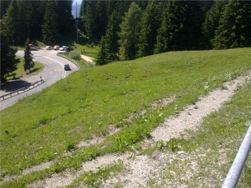 Per stabilizzare e mettere in sicurezza il terreno e la strada provinciale sull'Alpe di Siusi, nei pressi dell'albergo Frommer, vengono installati muri di pali berlinesi e posati dei drenaggi (Foto: ASP/Ufficio tecnico strade Centro/Sud)