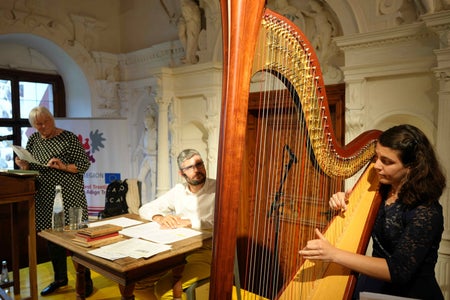 Si sono immersi nel ricco mondo dei testi dello scrittore Karl Felix Wolff da sinistra la ricercatrice narrativa Ulrike Kindl, il giornalista Patrick Rina e Ruth Morandi (arpa). (Foto: USP/Guido Steinegger)