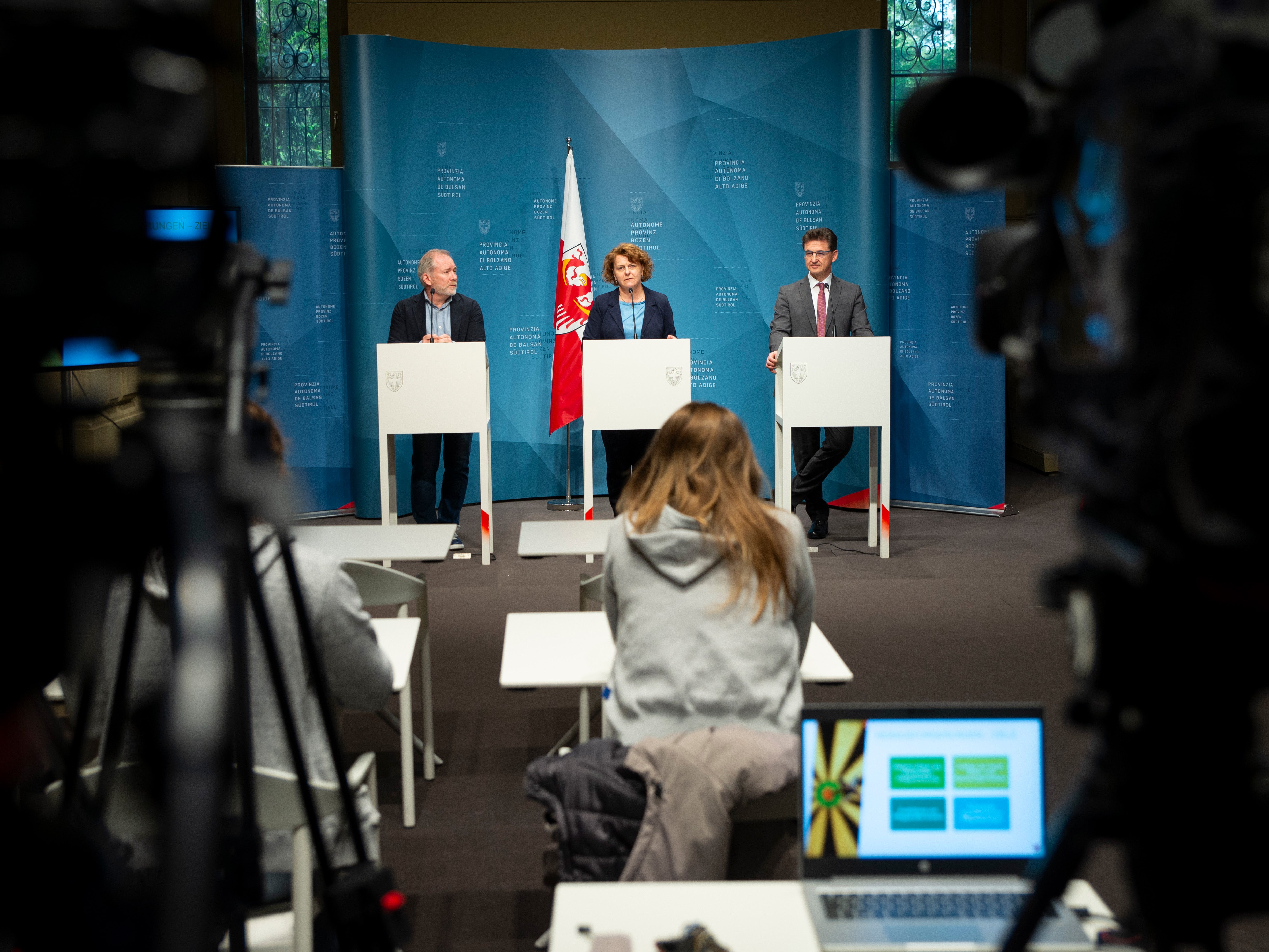 Oggi (8 aprile) la vicepresidente della Provincia Pamer, il direttore dell’Agenzia “ASSE” Bizzotto (a destra) e il direttore dell’Ufficio valutazione Zendrini hanno illustrato il report 2023 relativo all’assegno di cura (Foto: ASP/Fabio Brucculeri)