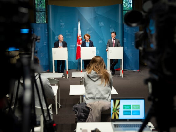 Oggi (8 aprile) la vicepresidente della Provincia Pamer, il direttore dell’Agenzia “ASSE” Bizzotto (a destra) e il direttore dell’Ufficio valutazione Zendrini hanno illustrato il report 2023 relativo all’assegno di cura (Foto: ASP/Fabio Brucculeri)