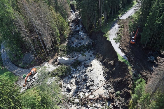 Der Frötschbach in Seis hat Geröll und Schlamm bis in den Eisack geführt, das Rückhaltebecken bei der Villa Außerer ist voll mit angeschwemmtem Material. (Foto: LPA/Agentur für Bevölkerungsschutz/Luca Emanuele Messina)