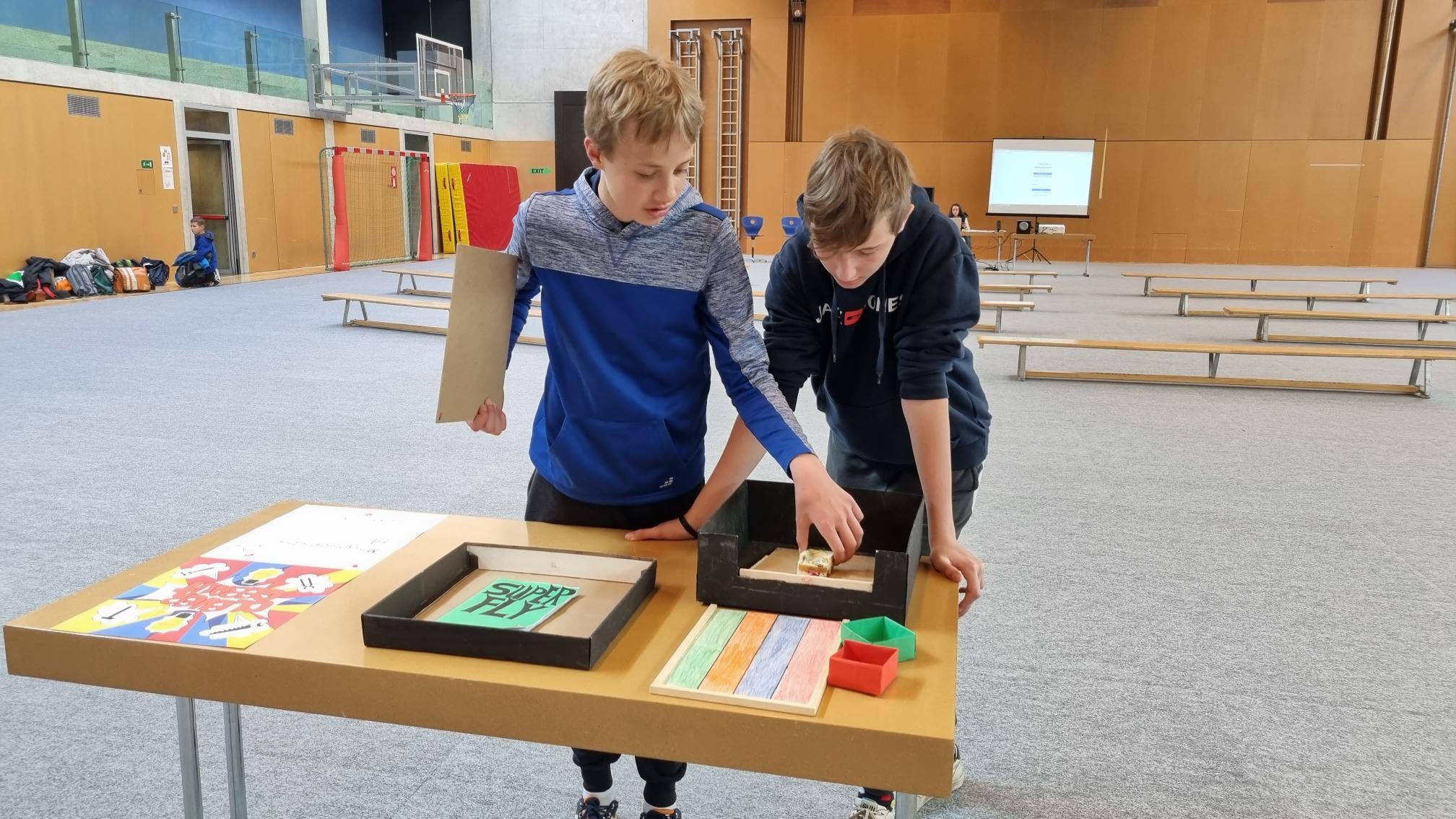 Clever gebaut – bei diesem Schulprojekt entwickelten Mittelschülerinnen und Mittelschüler spezielle Brettspiele. Dabei experimentierten sie mit verschiedenen Lösungsstrategien. (Foto: LPA/Christian Blaas)