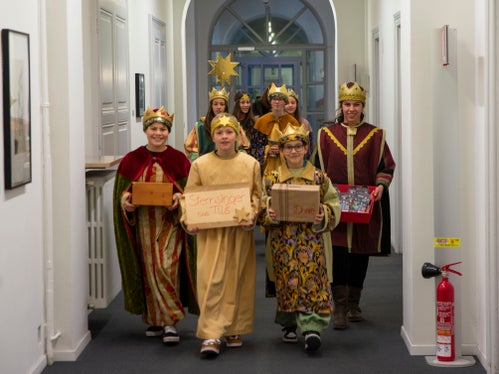 Quest'anno, otto Cantori della stella, di età compresa tra i 10 ed i 13 anni, provenienti dalle frazioni di Bressanone Tiles, Gereut e Pinzago, hanno portato la loro benedizione alla Giunta provinciale a Palazzo Widmann (Foto: ASP/Fabio Brucculeri)