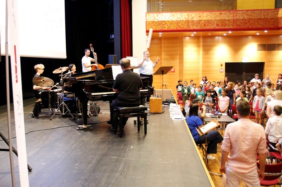 Das diesjährige Projekt Singende Klasse – Singende Schule wurde heute mit einem Singfest abgeschlossen und soll im kommenden Schuljahr ausgedehnt werden. (Foto: LPA/Deutsche Bildungsdirektion/Verena Hilber)