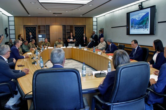 Le firme sono state apposte in calce ad accordo di programma e atto di permuta nella sala Giunta di Palazzo Widmann, a Bolzano. (Foto: ASP/Greta Steuefer)