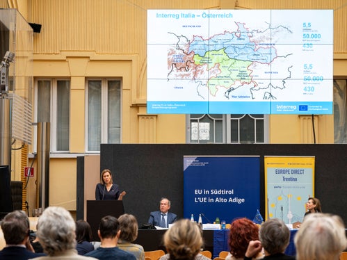 Martha Gärber (im Bild ganz links), die Direktorin der Abteilung Europa, berichtete über die wichtigsten EU-Fonds und einige praktische Beispiele, wie EU-Mittel in Südtirol eingesetzt werden. (Foto: LPA/Fabio Brucculeri)