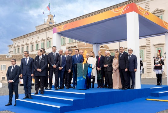 Il presidente della Provincia autonoma di Bolzano Arno Kompatscher (secondo da sinistra) sul palco allestito nel cortile d'onore del Quirinale per l'accensione del braciere olimpico con, tra gli altri, il presidente della Provincia autonoma di Trento Maurizio Fugatti (primo da sinistra), i ministri Andrea Abodi (sesto da sinistra) e Matteo Salvini (nono da sinistra), il Presidente della Repubblica Sergio Mattarella (sesto da destra), la presidente del Consiglio Giorgia Meloni (quarta da destra) e il presidente del Senato Ignazio La Russa (primo da destra). (Foto: Quirinale. La foto può essere utilizzata solo nel contesto di questo comunicato)