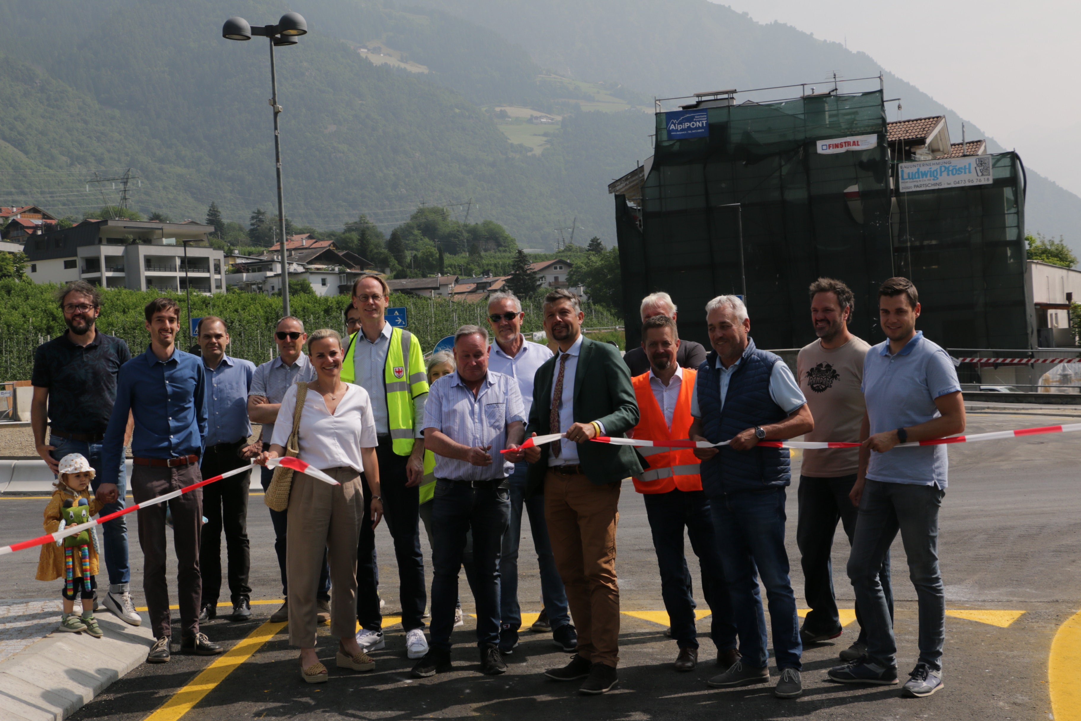 Tagliato il nastro dell'apertura al traffico della rotonda di Parcines. Assieme ai partecipanti ai lavori, l'assessore provinciale Alfreider (quinto in prima fila da destra): Strada più sicura e traffico più fluido. (Foto: USP/Jaro Mahlknecht)