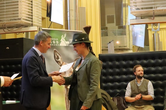 Kaum jemand kennt den Wald so gut wie ihr, ihr leistet ehrenamtlich einen großartigen Beitrag zum Gemeinwohl: Forstwirtschaftslandesrat Luis Walcher bei der gestrigen Feier der Übergabe des Jagdbefähigungsnachweises. (Foto: LPA/Maja Clara)