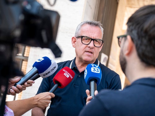 Nach dem Teileinsturz des Gerichtsgebäudes lag es in unserer Verantwortung, so rasch wie möglich eine effiziente und sofort nutzbare Lösung zu finden. Mit der Genehmigung dieser Mietverträge schaffen wir die Grundlage dafür, dass die Justiz ihre Arbeit ohne längere Unterbrechung fortsetzen kann und die Beeinträchtigungen für Bürgerinnen und Bürger, Rechtsanwältinnen und Rechtsanwälte sowie die Mitarbeitenden so gering wie möglich bleiben, betont Hochbau- und vermögenslandesrat Christian Bianchi. (Foto: LPA/Fabio Brucculeri)