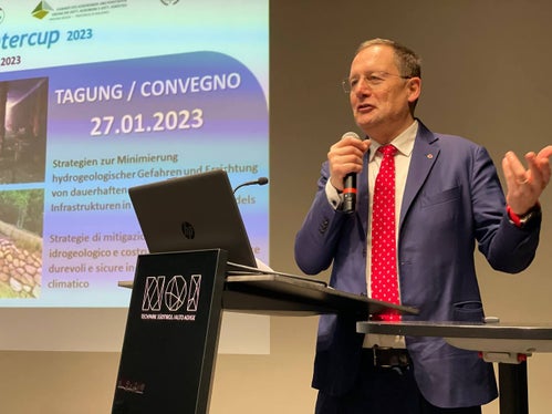 Die Fachtagung Geoalp ist eine wichtige Plattform, auf der Geologen, Ingenieure und Wissenschaftlerinnen und Wissenschaftler aus ganz Europa ihre Erfahrungen austauschen, um den Bürgerinnen und Bürgern mehr Sicherheit, Qualität und Nachhaltigkeit zu bieten, hob Landesrat Bessone hervor. (Foto: LPA)