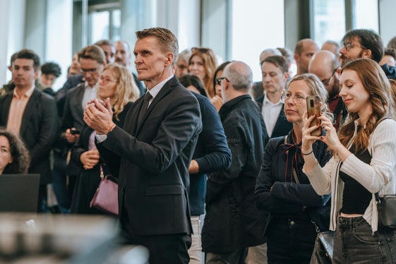 Im NOI Techpark in Bozen wurde heute die neue Fakultät für Ingenieurwesen der Freien Universität Bozen eröffnet, im Zentrum der Direktor des NOI Techpark Ulrich Stofner (Foto: LPA/NOI Techpark/Daniele Fiorentino)